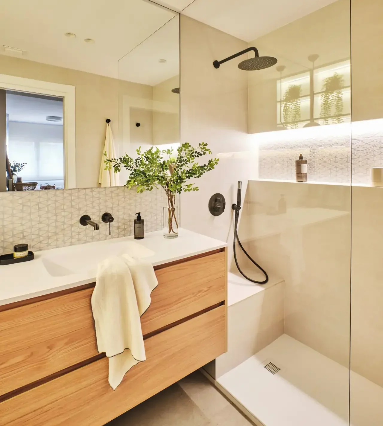 bano-con-azulejos-y-mampara-fija_2ed83a07_250611154007_1280x1920